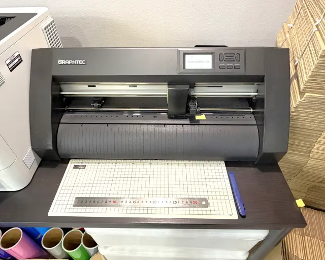 切り文字製作を担当するCE8000-40