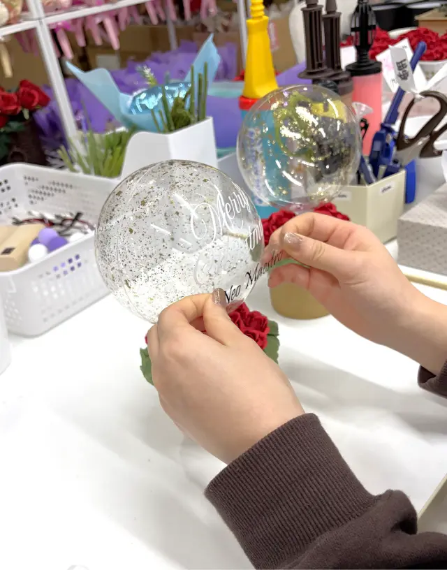 転写シートを使ってバルーンに細かな切り文字を貼り付ける